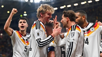 Nick Woltemade (2. v.l.) bejubelt den nächsten Treffer mit seinen Kollegen.  (Foto: Michal Svítok/TASR/dpa)