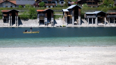 Die 30-Grad-Marke wurde an zwei Messstationen in Baden-Württemberg erstmals in diesem Jahr in Deutschland geknackt - auch am Walchensee war das Wetter sommerlich warm.  (Foto: Sven Hoppe/dpa)