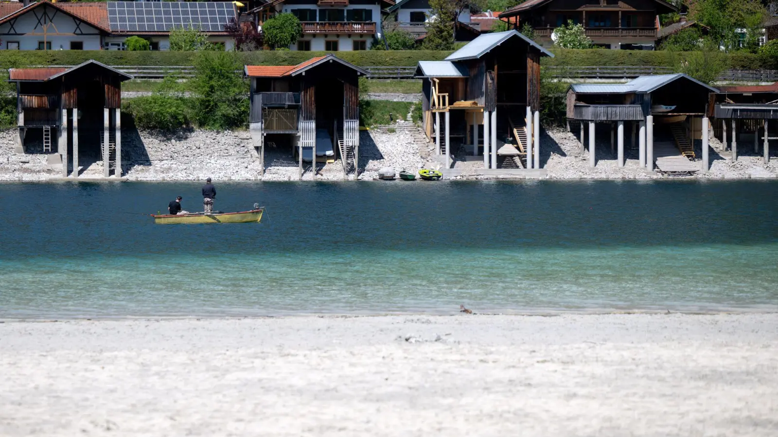 Die 30-Grad-Marke wurde an zwei Messstationen in Baden-Württemberg erstmals in diesem Jahr in Deutschland geknackt - auch am Walchensee war das Wetter sommerlich warm.  (Foto: Sven Hoppe/dpa)