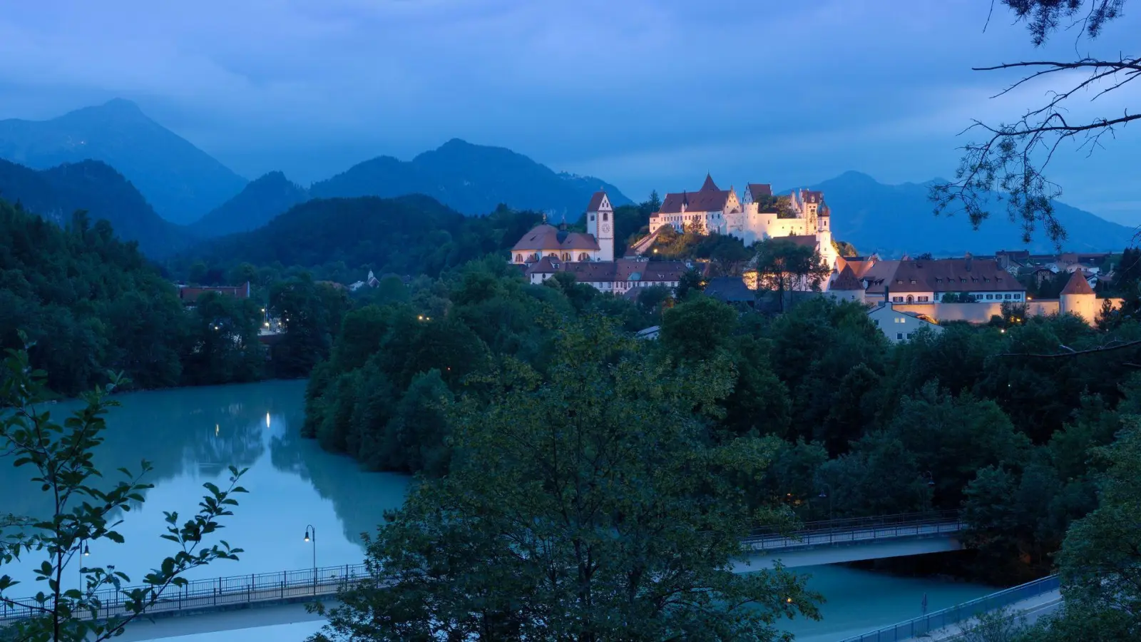 Ist es nicht traumhaft schön? Stadtansicht von Füssen am Abend. (Foto: Günter Standl/Füssen Tourismus und Marketing/dpa-tmn)