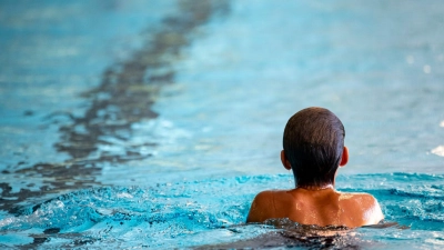 Die Stadt Augsburg informiert über die Öffnung der Bäder. (Symbolbild) (Foto: Fabian Sommer/dpa)