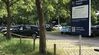 Der Rezatparkplatz West war früher beschrankt, inzwischen werden Kennzeichen per Kamera erfasst. Auch die Preise für die Benutzung wurden angepasst – und zwar deutlich nach oben. (Foto: Florian Pöhlmann)