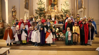 Vom warmen Gotteshaus hinaus in die Kälte: Die Sternsinger, die in St. Ludwig ausgesandt wurden. (Foto: Alexander Biernoth)