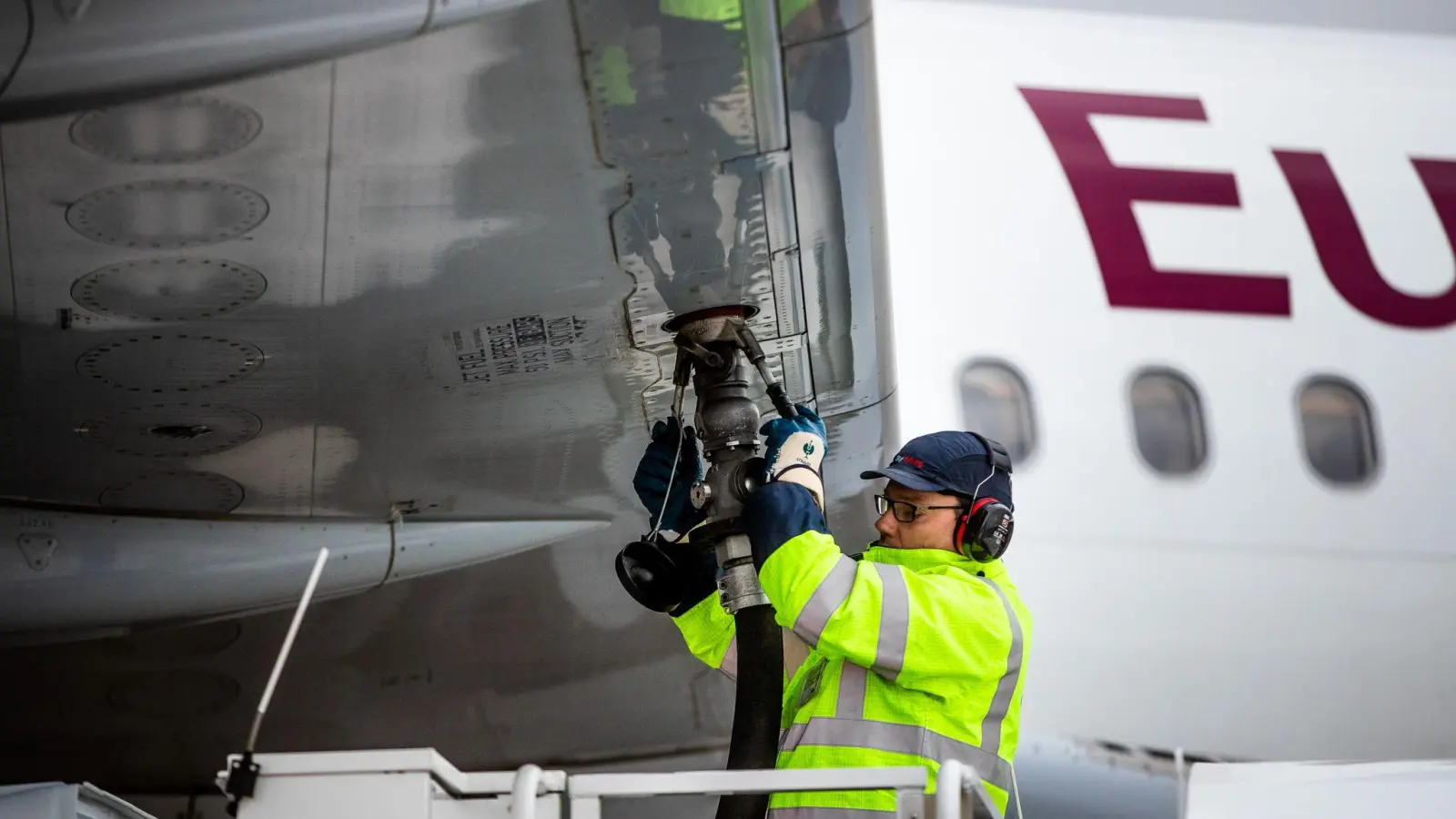 Das Luftfahrtbundesamt soll künftig die Tank-Regeln für Flugzeuge überwachen. (Archivbild)  (Foto: Christoph Schmidt/dpa)