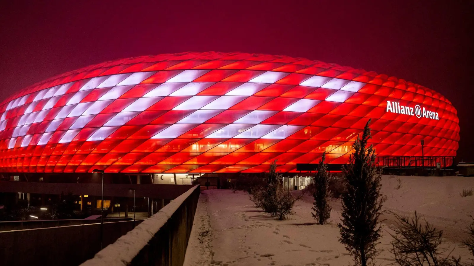 Nach seinem Tod prangte sein Name auf dem Stadion - nun soll der Platz davor heißen wie er.  (Foto: Lennart Preiss/dpa)