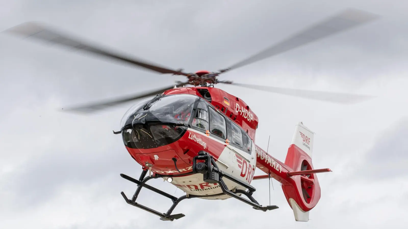 Ein Rettungshubschrauber suchte die Oberfläche der Donau ab. (Symbolbild) (Foto: Daniel Karmann/dpa)