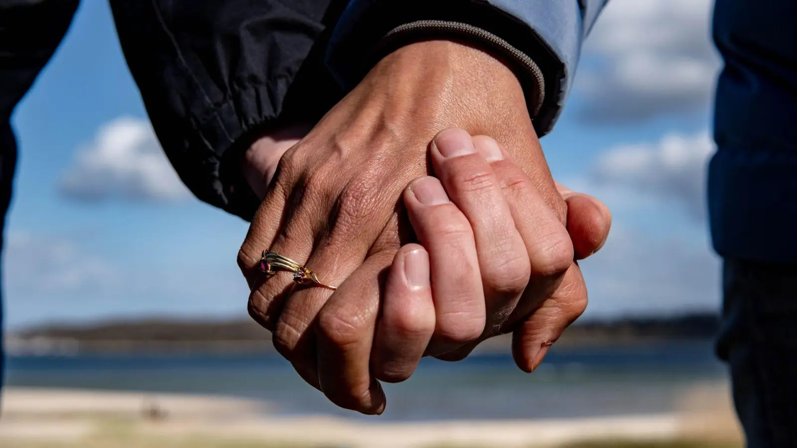Die meisten Menschen wählen eine Partnerin oder einen Partner mit gleichem Bildungsniveau. (Symbolbild) (Foto: Axel Heimken/dpa)