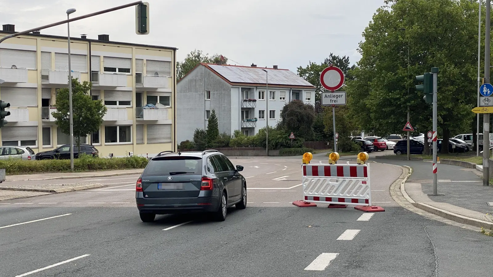 Die Philipp-Zorn-Straße ist schon deutlich vor der Baustelle gesperrt und nur noch frei für Anlieger. Häufig ignorieren auch auswärtige Autofahrer diese Sperrung, . (Foto: Manfred Blendinger)