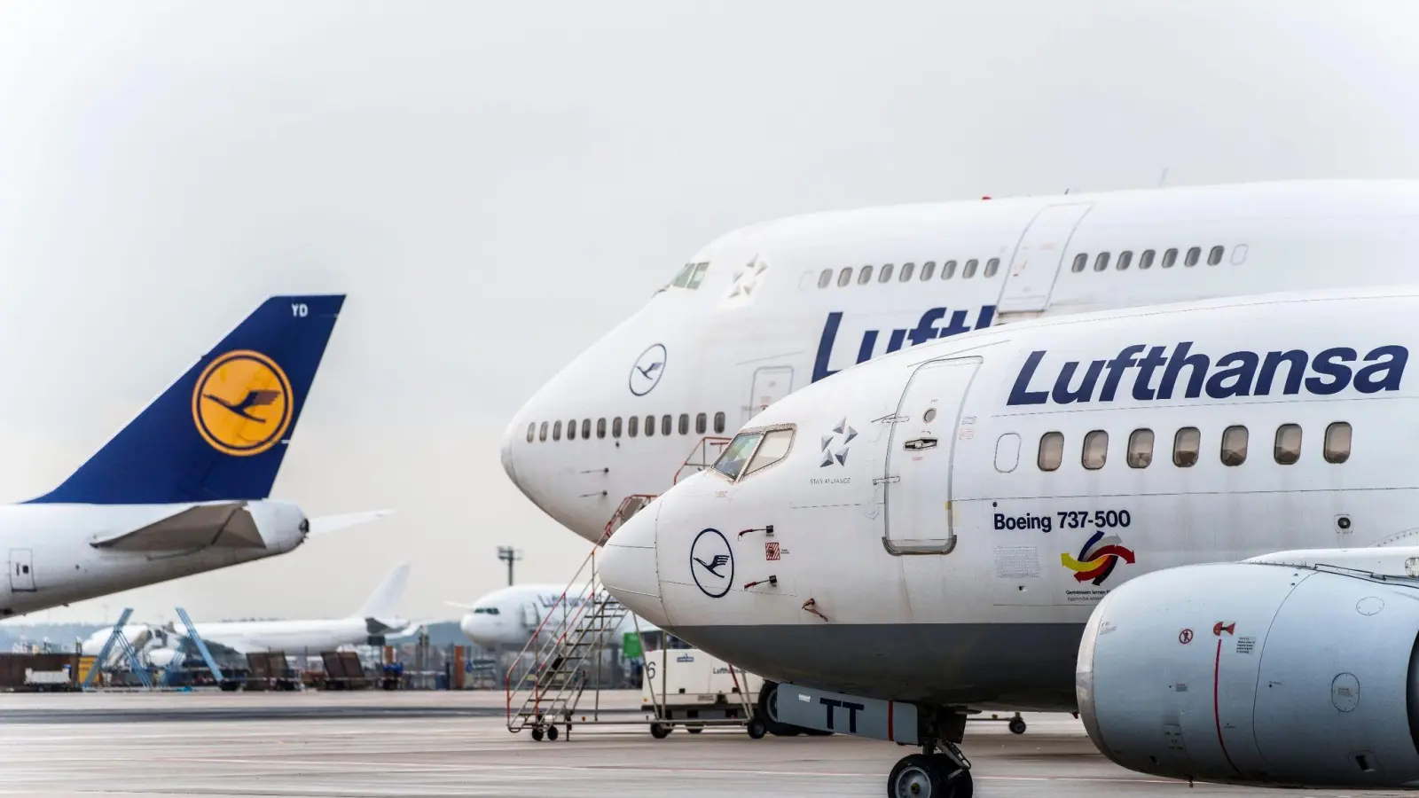 Wegen der gravierenden IT-Panne bei der Lufthansa leitet die Deutsche Flugsicherung Flugzeuge nicht mehr zum Flughafen Frankfurt. (Foto: Andreas Arnold/dpa)