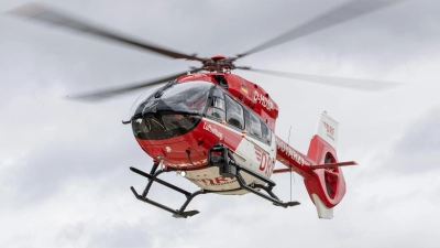 Ein Rettungshubschrauber flog das schwer verletzte Kind in eine Kinderklinik. (Symbolbild) (Foto: Daniel Karmann/dpa)