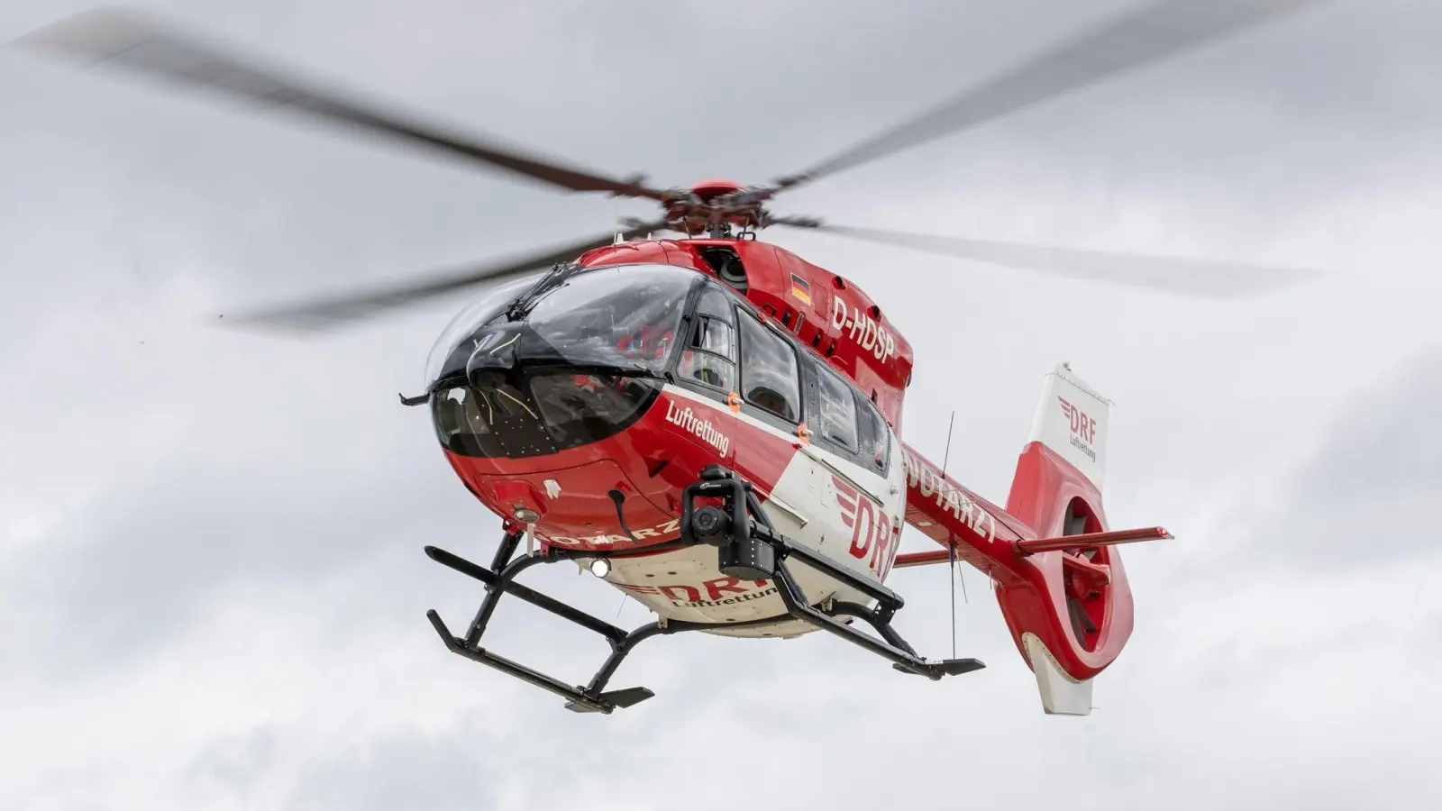 Ein Rettungshubschrauber flog das schwer verletzte Kind in eine Kinderklinik. (Symbolbild) (Foto: Daniel Karmann/dpa)