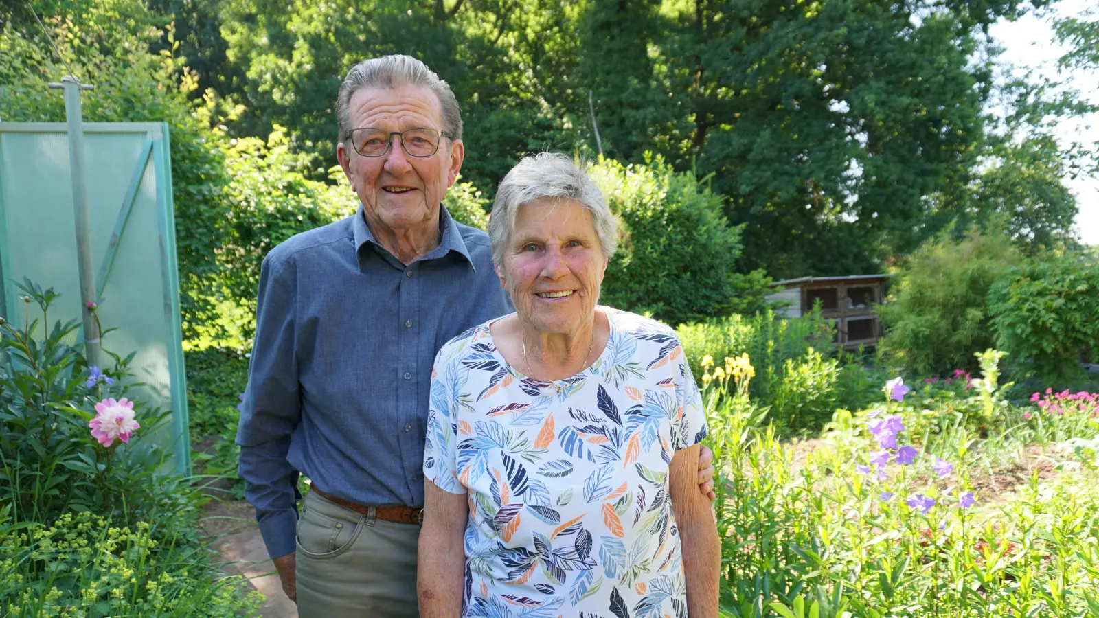 Erika und Hans Bürkel beim Hochzeitsjubiläum. Besonders stolz ist das Paar auf seinen Garten. (Foto: Andrea Walke)