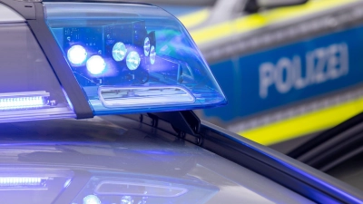 Mehrere Polizeistreifen und ein Lkw blockierten die Straße. (Symbolbild) (Foto: Daniel Karmann/dpa)