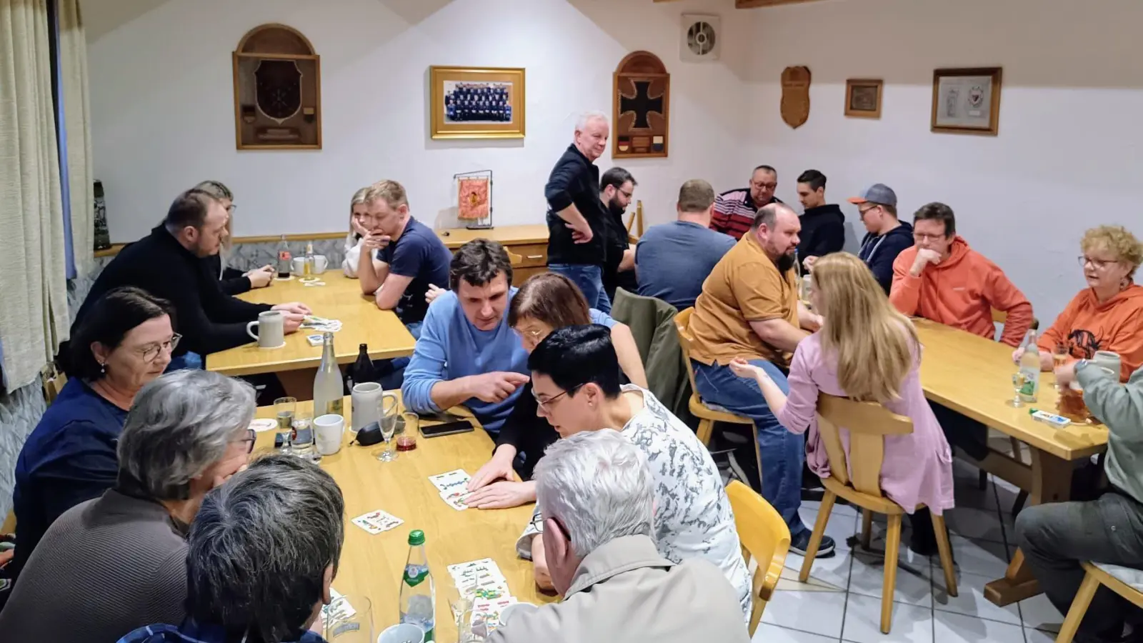 In der „Gleißenberger Schafkopfschule“ lehrte Jürgen Scherzer (stehend) einer großen Schar an Interessenten das Abc des traditionellen Kartenspiels. (Foto: Friedrich Ruhl)