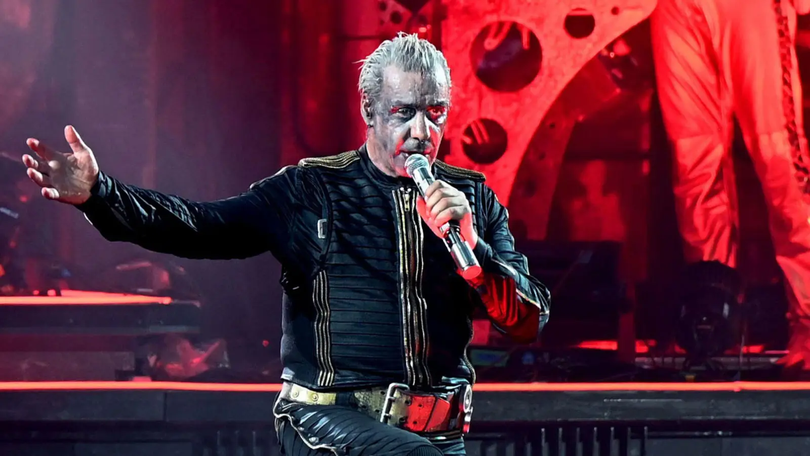 Ein Gedicht des Rammstein-Sängers Till Lindemann sorgt bei Fans für Spekulationen. (Archivbild) (Foto: Malte Krudewig/dpa)