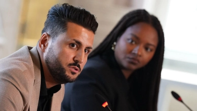 Ibrahim Arslan (l) wird stellvertretend für den Verband VBRG von Pro Asyl mit dem Menschenrechtspreis ausgezeichnet. (Foto: Marcus Brandt/dpa/Archiv)