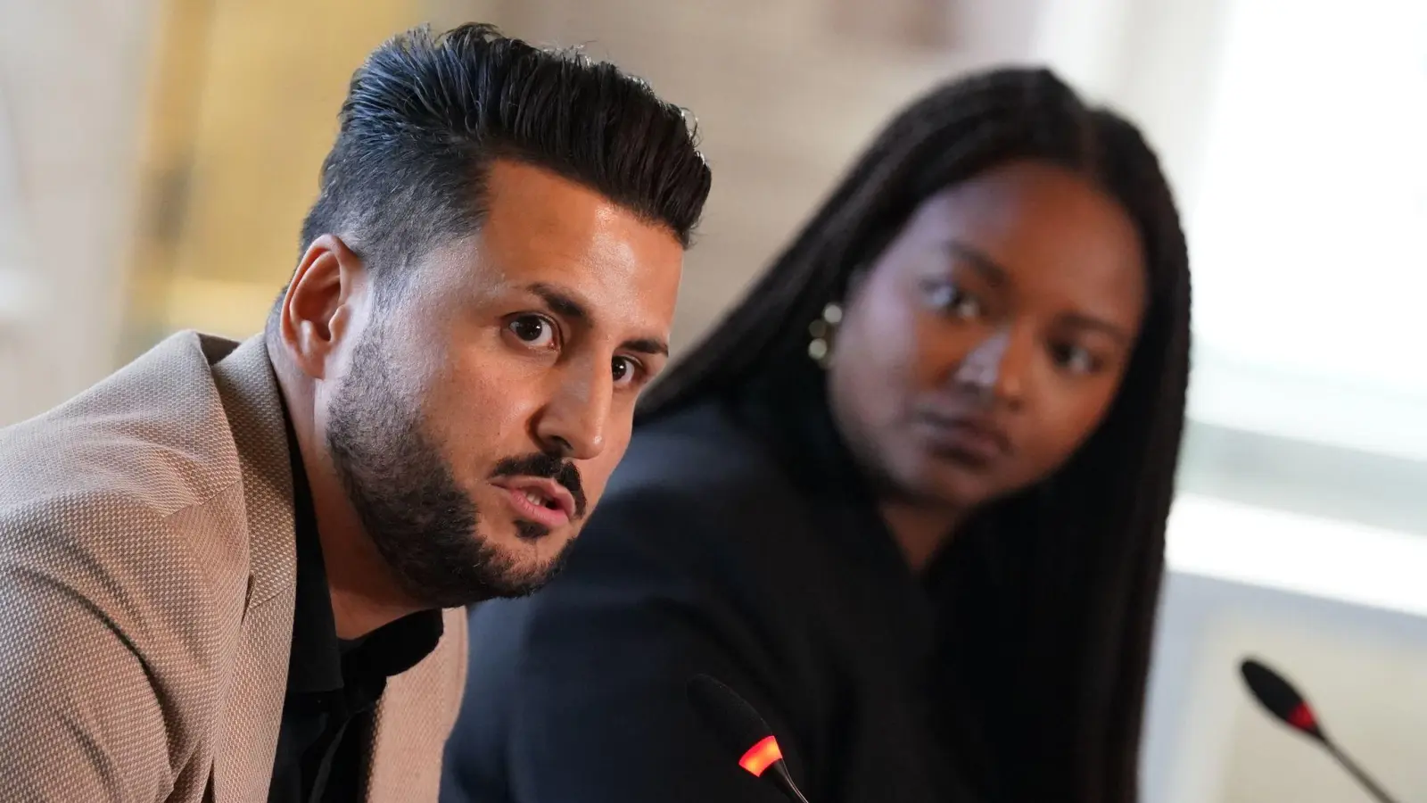 Ibrahim Arslan (l) wird stellvertretend für den Verband VBRG von Pro Asyl mit dem Menschenrechtspreis ausgezeichnet. (Foto: Marcus Brandt/dpa/Archiv)