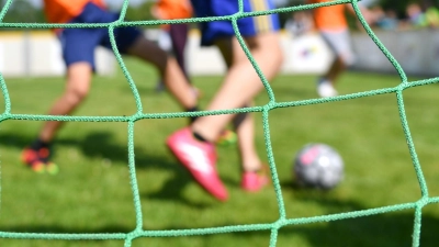 Teamgeist auf dem Spielfeld: Hobbys wie Fußball können Soft Skills wie Zusammenarbeit und Kommunikation unterstreichen. (Foto: Uwe Anspach/dpa/dpa-tmn)