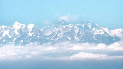 Der Mount Everest vom Flugzeug aus gesehen. (Foto Archiv). (Foto: Sina Schuldt/dpa)