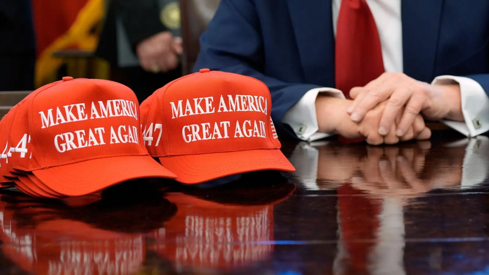 Rote Kappen stehen sind in den USA ein Symbol für Trump. (Foto: Alex Brandon/AP/dpa)