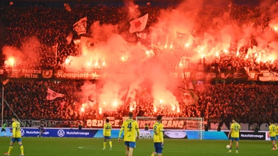 Pyrotechnik im Fanblock von Hannover 96 beim Derby gegen Eintracht Braunschweig. (Foto: Swen Pförtner/dpa)