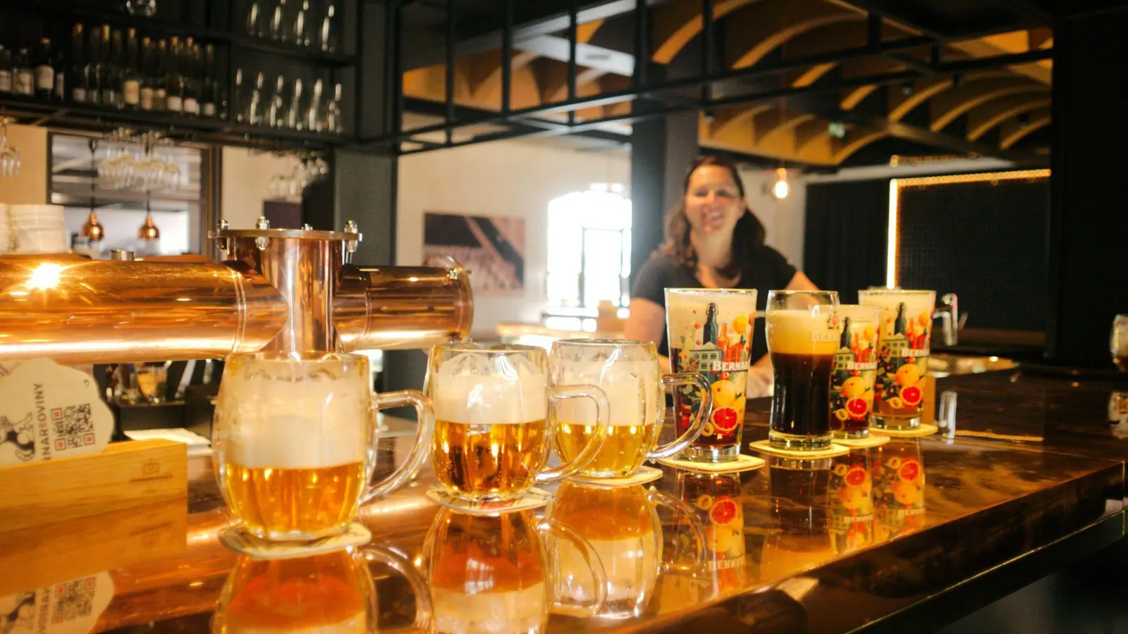 Anstoßen zum Abschluss: Nach einer Führung in der Brauerei Bernard im tschechischen Humpolec dürfen die Besucher selbst ein Bier genießen. (Foto: Michael Heitmann/dpa-tmn)