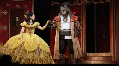 Verführerische und zugleich düstere Stimmung: Die Schöne (Viviane Bolay) und das Biest (Oliver Büschert). (Foto: Martina Kramer)