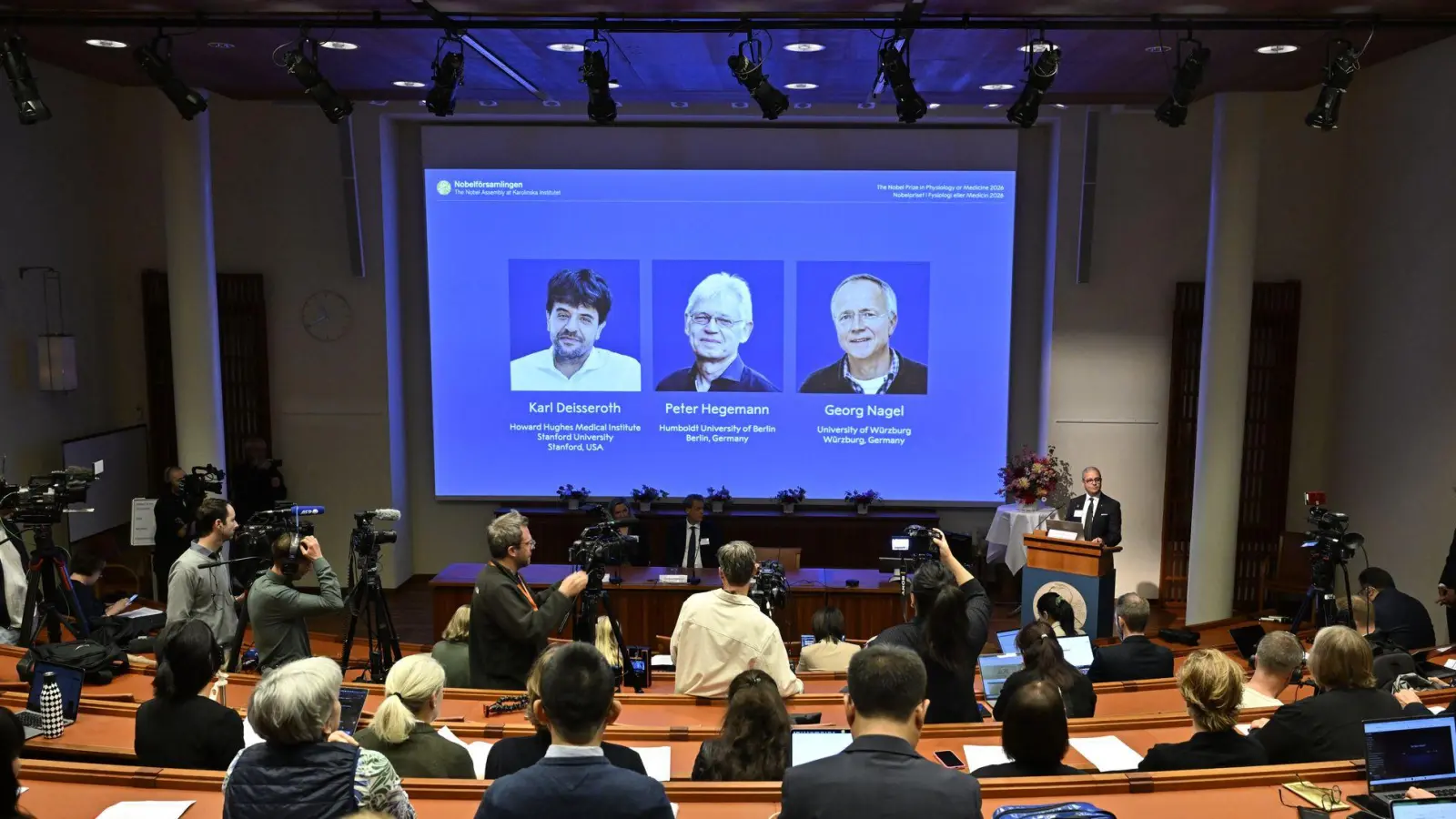Der Nobelpreis für Medizin geht in diesem Jahr an die beiden Deutschen Peter Hegemann und Georg Nagel sowie den US-Forscher Karl Deisseroth. (Foto: Pontus Lundahl/TT News Agency/AP/dpa)