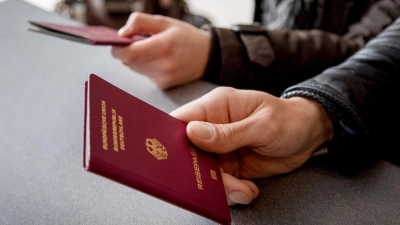 Reisegenehmigungen wie ETA und ESTA sollten ausschließlich über staatliche Internetseiten oder Apps beantragt werden. (Foto: Christin Klose/dpa-tmn)