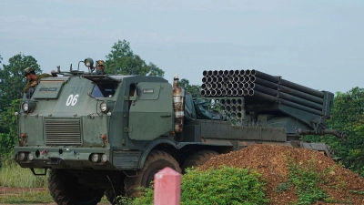 Die Kämpfe gingen auch am Samstag weiter. (Foto: Heng Sinith/AP/dpa)