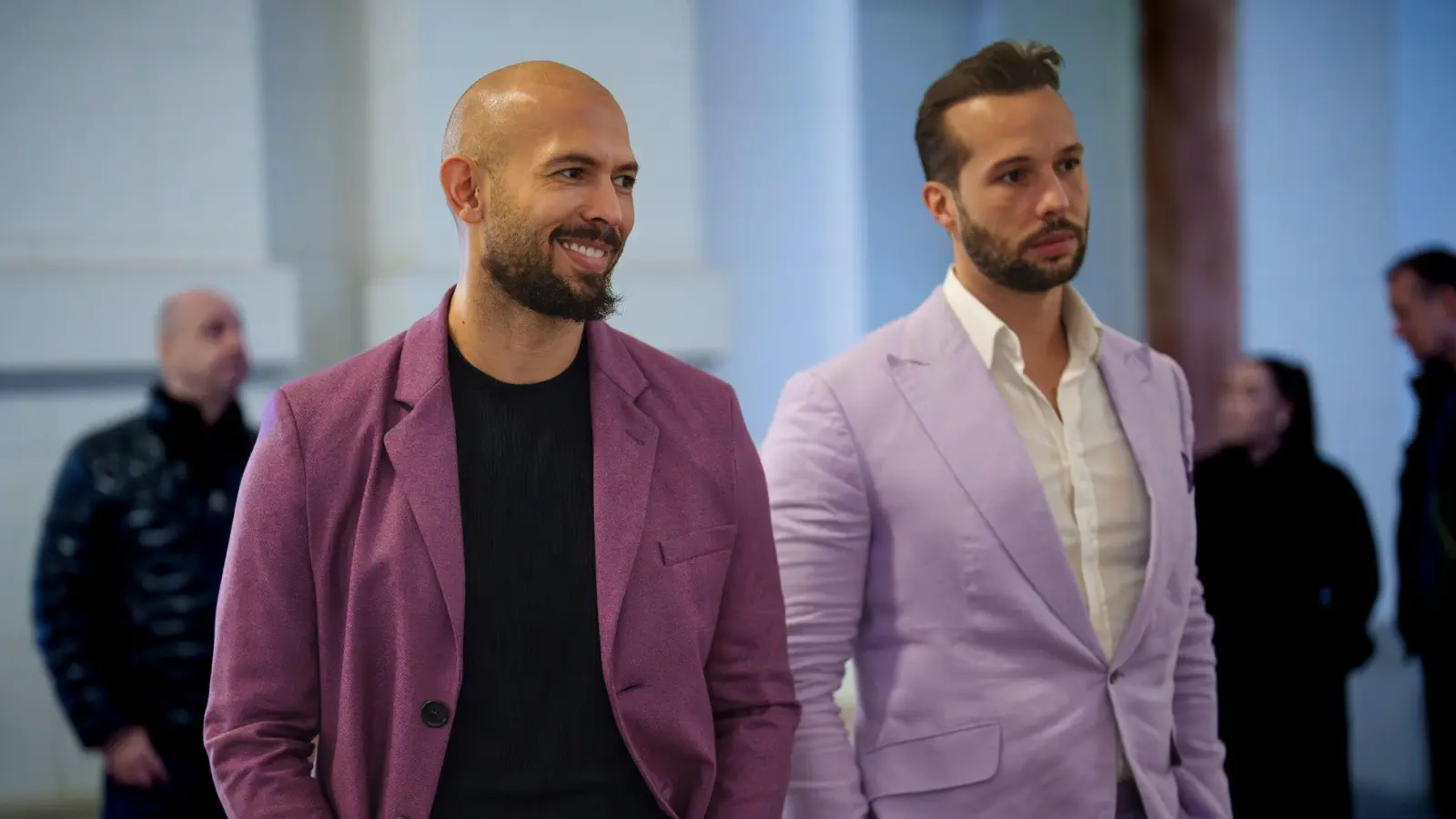 Gegen die Tate-Brüder Andrew (l.) und Tristan ist in Rumänien eine Ausreisesperre verhängt, solange dort Verfahren gegen sie laufen. (Archivbild) (Foto: Vadim Ghirda/AP)