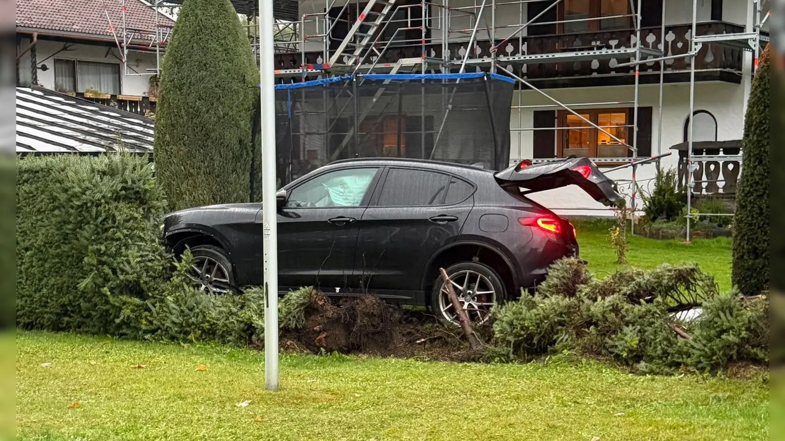 Die mutmaßlichen Einbrecher bauten auf ihrer Flucht einen Unfall.  (Foto: Dominik Bartl/dpa)