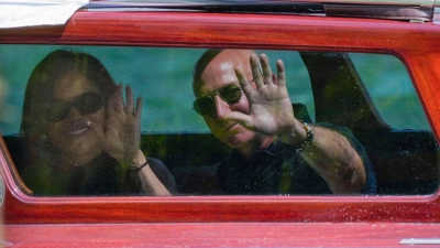 Jeff Bezos und Lauren Sanchez vor ihrer Hochzeit in Venedig. (Foto: Luca Bruno/AP/dpa)