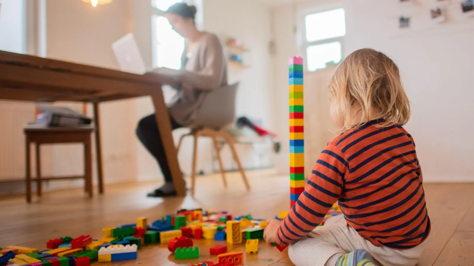 Ist der Nachwuchs krank, können auch Eltern, die im Homeoffice arbeiten, Kinderkrankentage nehmen. (Foto: Julian Stratenschulte/dpa/dpa-tmn)