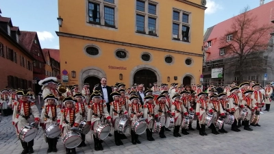 Fast 30 „Osterhäschen“, wie die jungen Neueinsteiger genannt werden, wurden beim ersten Auftritt unter freiem Himmel in diesem Jahr begrüßt. (Foto: Friedrich Zinnecker)