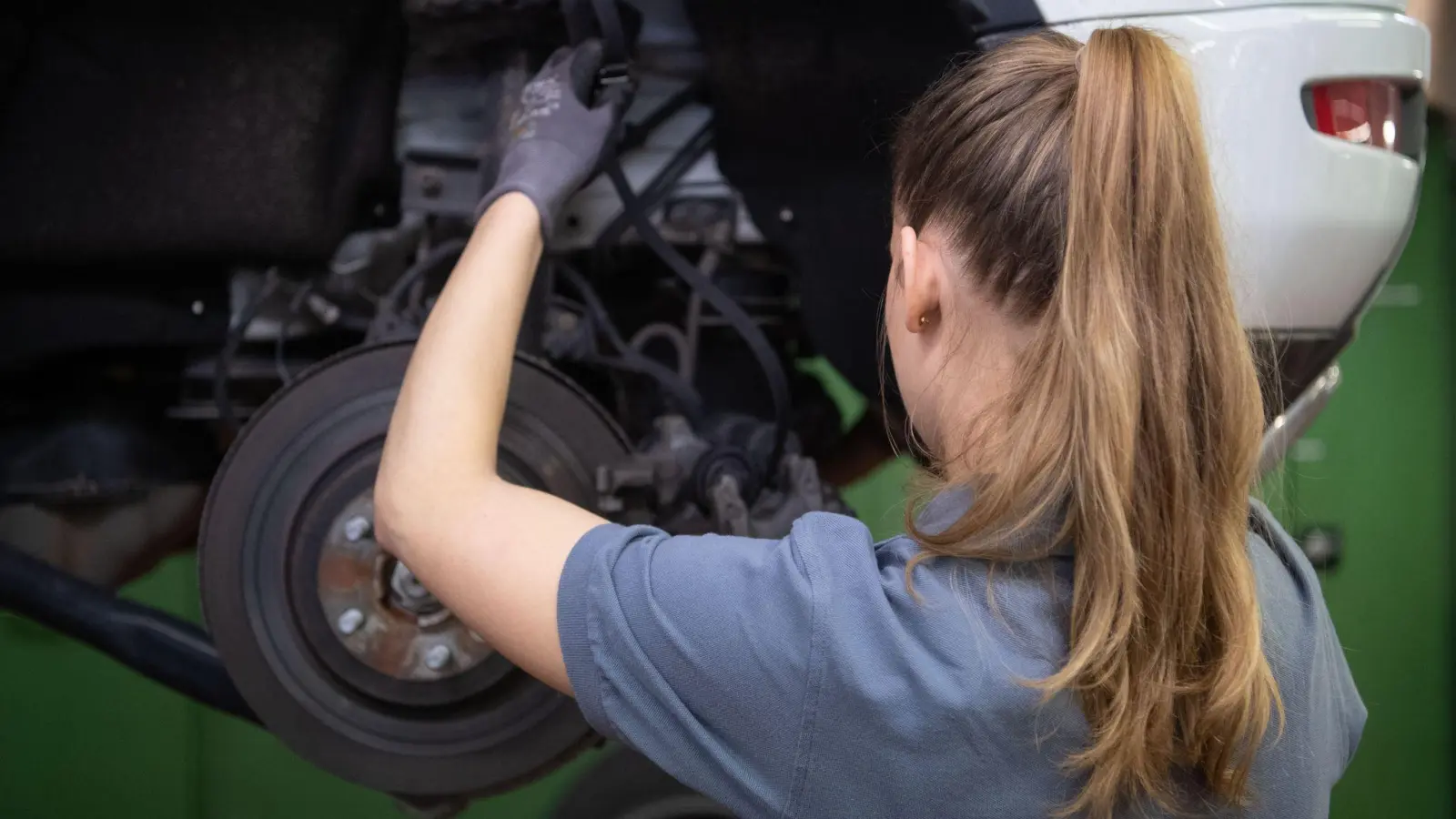 Die Nutzfahrzeuge auf Deutschlands Straßen werden im Schnitt immer älter, relativ viele fallen aber bei der Tüv-Hauptuntersuchung durch. (Symbolbild)  (Foto: Marijan Murat/dpa)