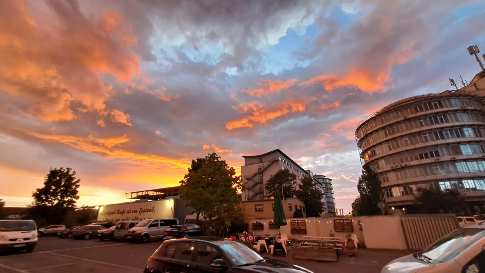 Spektakuläre Himmelszeichnungen schufen Gewitter am Montag auch an anderer Stelle in Mittelfranken – hier etwa in Nürnberg. (Foto: Johannes Hirschlach)