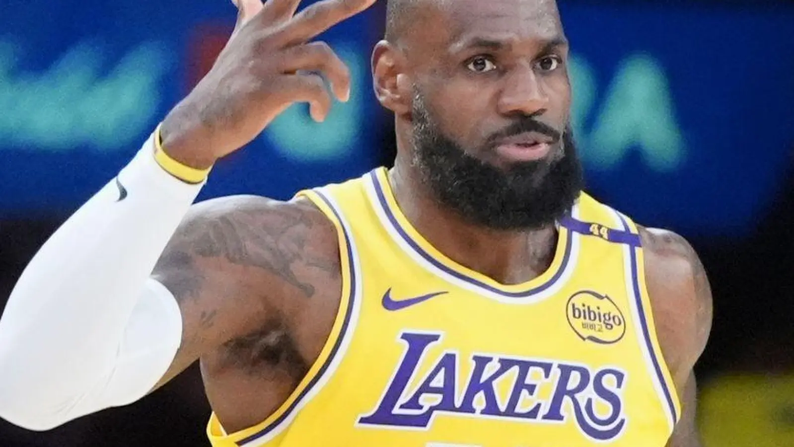 Drei Punkte gab es für den Wurf, mit dem LeBron James die Marke von 50 000 Punkten in der NBA durchbrach. (Foto: Jae C. Hong/AP/dpa)