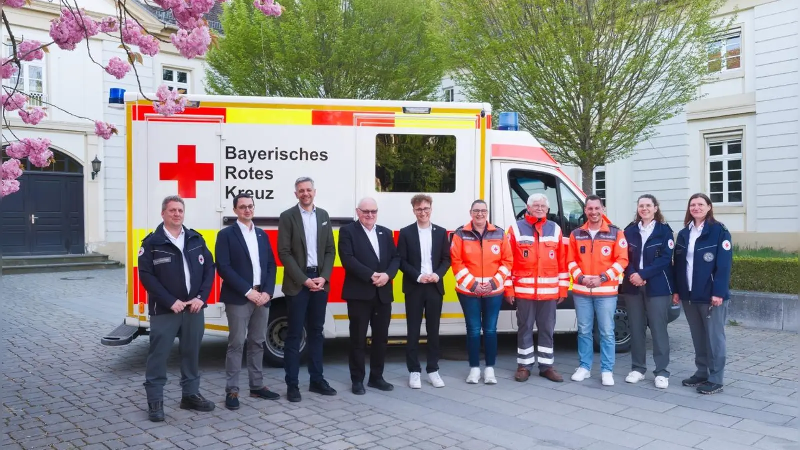 Zusammen mit allen Beteiligten wurde das neue Fahrzeug beim BRK Weidenbach offiziell in Dienst gestellt. (Foto: Martin Stumpf)