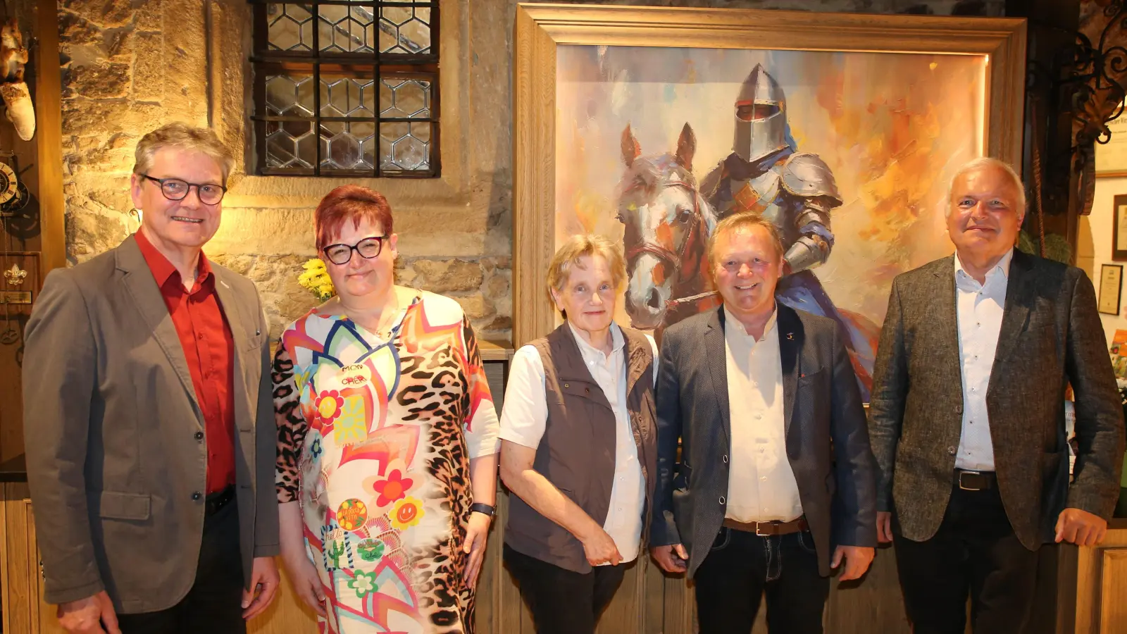 Abschied in historischer Kulisse: Bernd Blümlein, Stefanie Suhr-Meyer, Dr. Gabriele Kluxen, Heinz Menzel und Hans Wittmann (von links) gehören nicht mehr dem Colmberger Gemeinderat an.  (Foto: Alexander Biernoth)