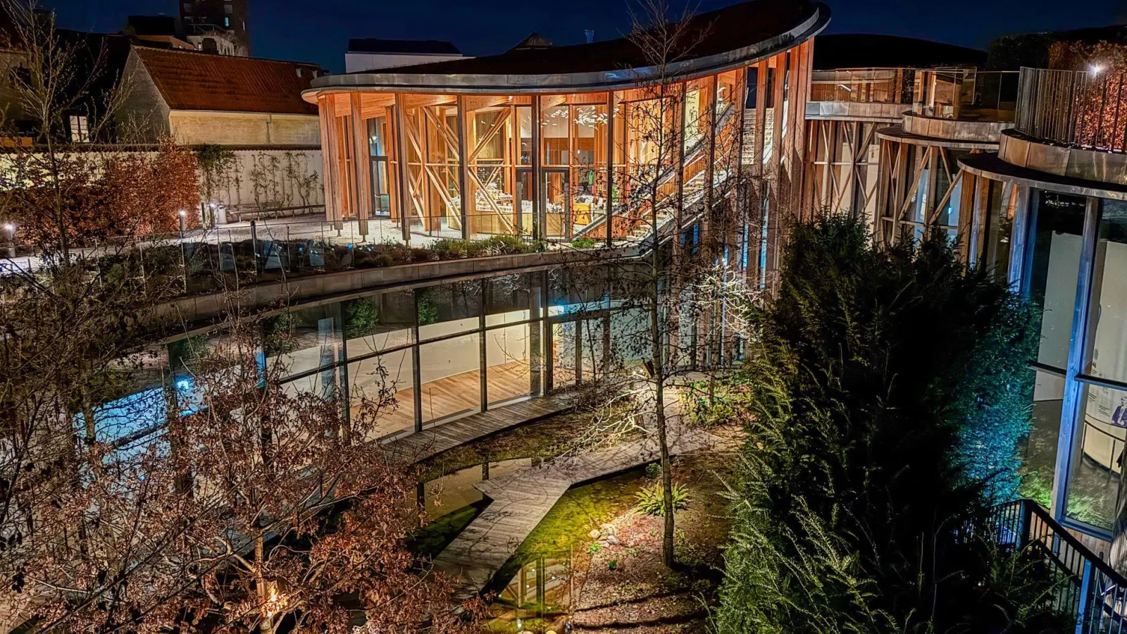 Moderne Architektur von Kengo Kuma: das Hans-Christian-Andersen-Haus in Odense. (Foto: Wolfgang Stelljes/dpa-tmn)