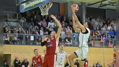Mit jugendlichem Elan behaupten sich die Ansbacher Tevin Schnabel (am Ball) und Pablo Schmidt (Nr. 11) gegen Treuchtlingen (Nr. 16 Jonathan Schwarz). In Vilsbiburg sind sie stärker gefordert. (Foto: Martin Rügner)