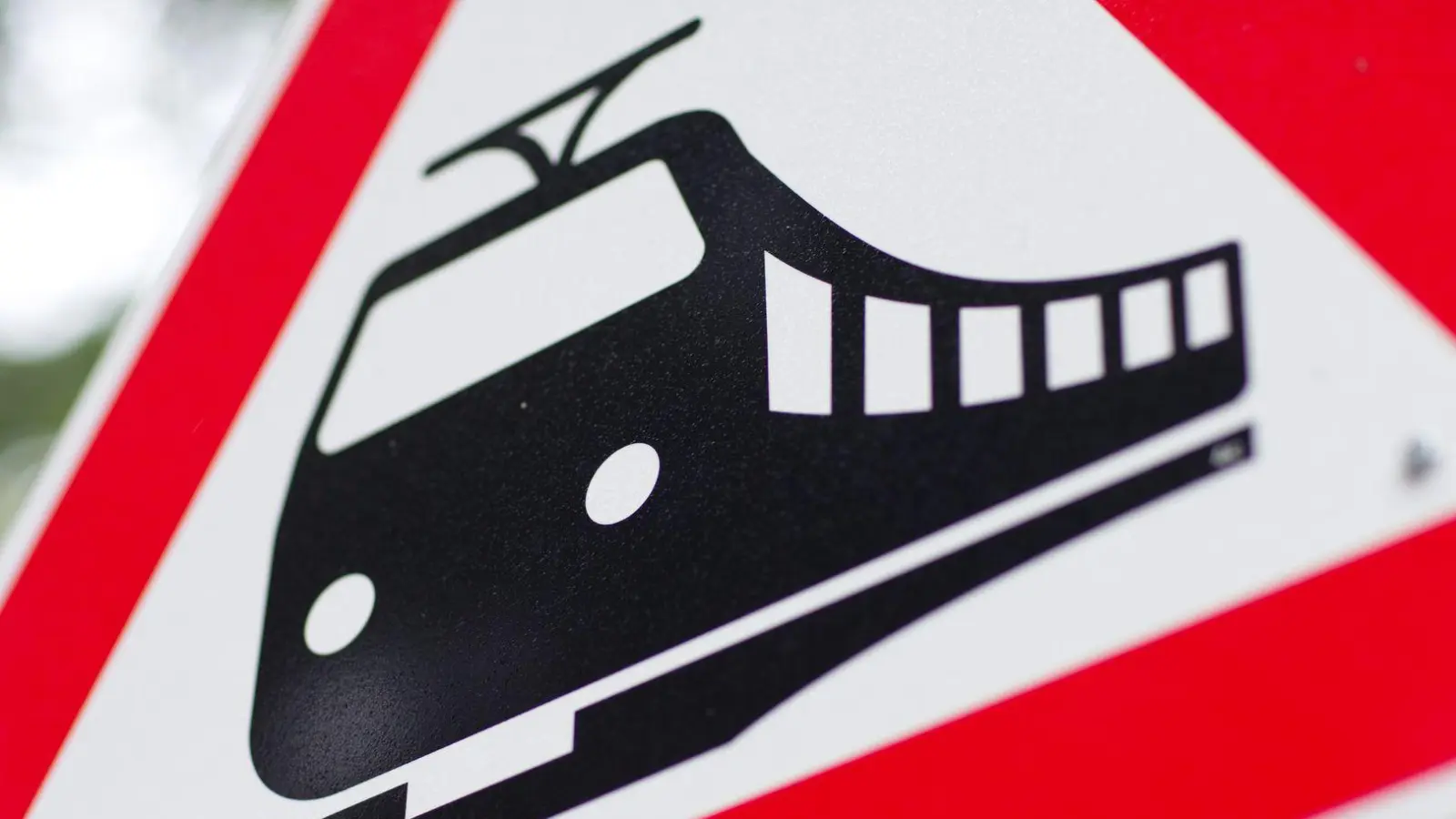 An einem unbeschrankten Bahnübergang im Landkreis Coburg ist ein Zug mit einem Auto kollidiert. (Symbolbild) (Foto: Friso Gentsch/dpa)