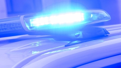 Ein Fall für die Polizei: Ein VW-Fahrer wurde von einem Unbekannten mehrmals ausgebremst und dann verbal bedroht.  (Symbolbild: Peter Kneffel/dpa)