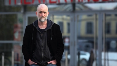 „Wir reden, wenn wir über Krise reden, glaube ich, von Einbrüchen, die wir, wenn wir zusammenhielten, alle miteinander bewältigen können”: der Theatermacher Robert Arnold. (Foto: Thomas Wirth)