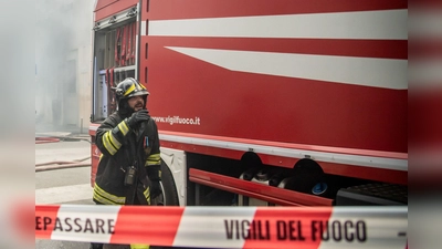 Die Feuerwehr ist mit einem Großaufgebot vor Ort. (Symbolbild) (Foto: Claudio Furlan/LaPresse via ZUMA Press/dpa)