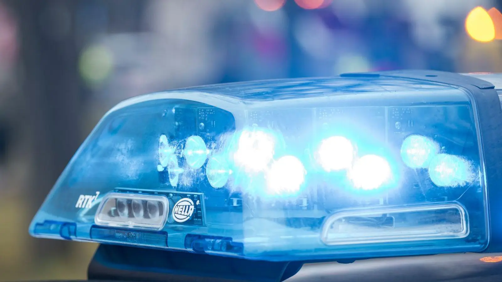 Es sind viele Polizeikräfte in der Schule. (Symbolbild) (Foto: Daniel Vogl/dpa)