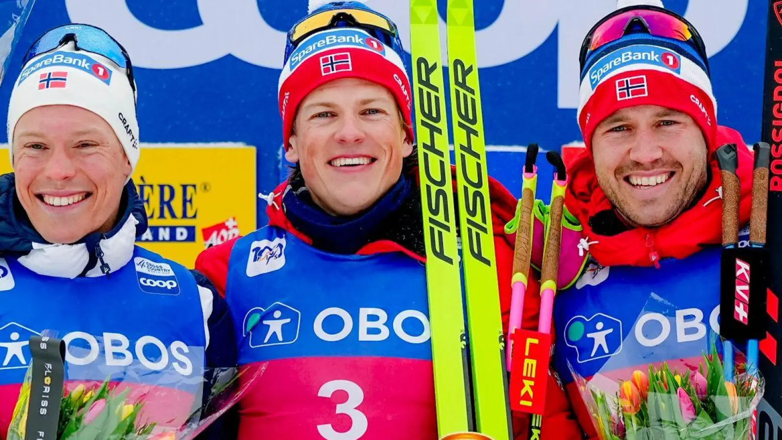 Der Sieger Johannes Hosflot Klaebo (M) aus Norwegen auf dem Podium. (Foto: Beate Oma Dahle/NTB/dpa)