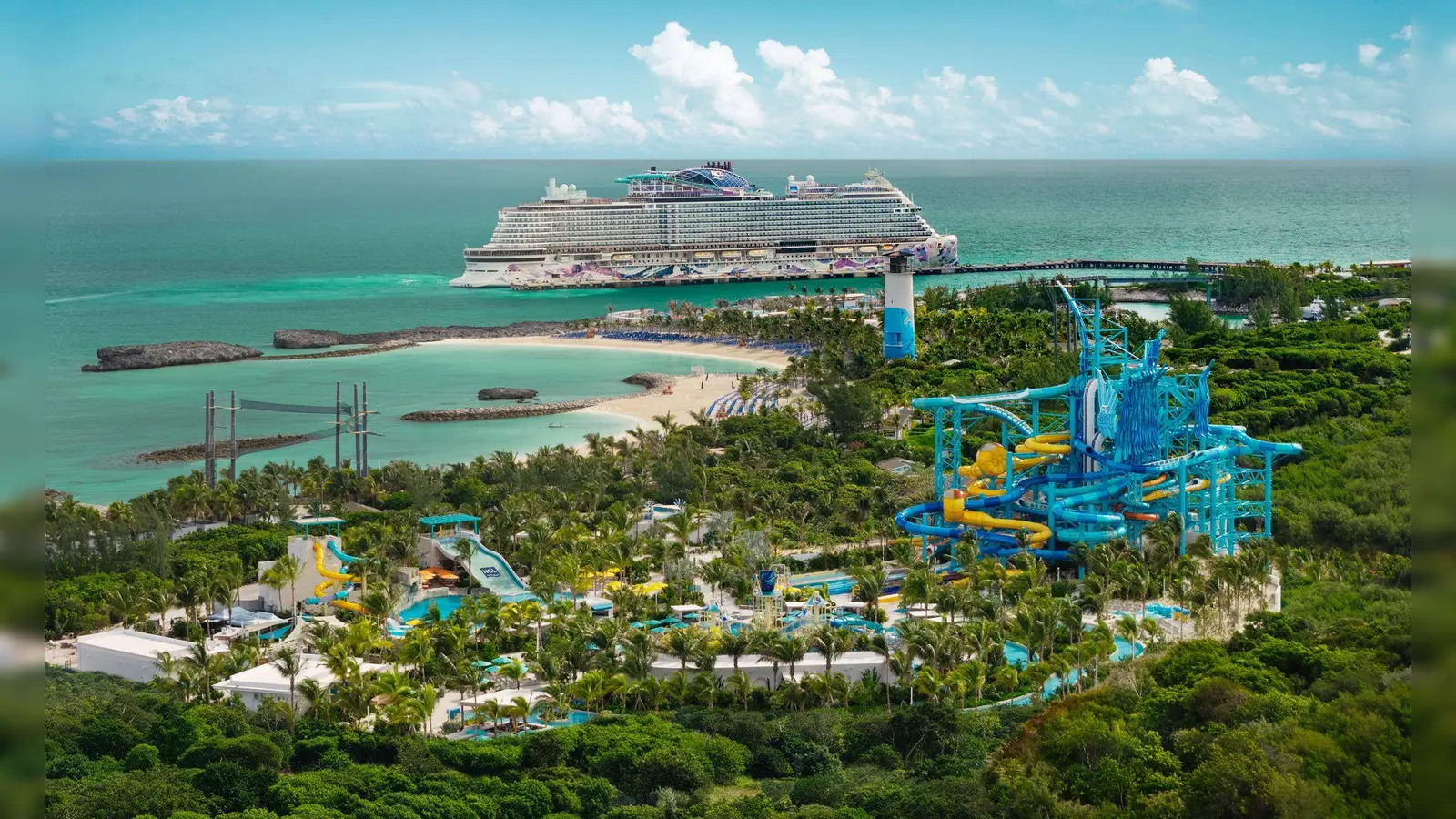 Neben dem rund 52 Meter hohen Tidal Tower mit acht Rutschen bietet der Wasserpark von NCL auch einen Wasserspielbereich, eine Familienrutsche und Klippen zum Herunterspringen. (Foto: Norwegian Cruise Line/dpa-tmn)