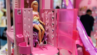 Die Frage, ob Kinder „Barbie spielen“ dürfen, sorgt bei vielen Eltern für Diskussionsstoff. (Foto: Daniel Karmann/dpa/dpa-tmn)